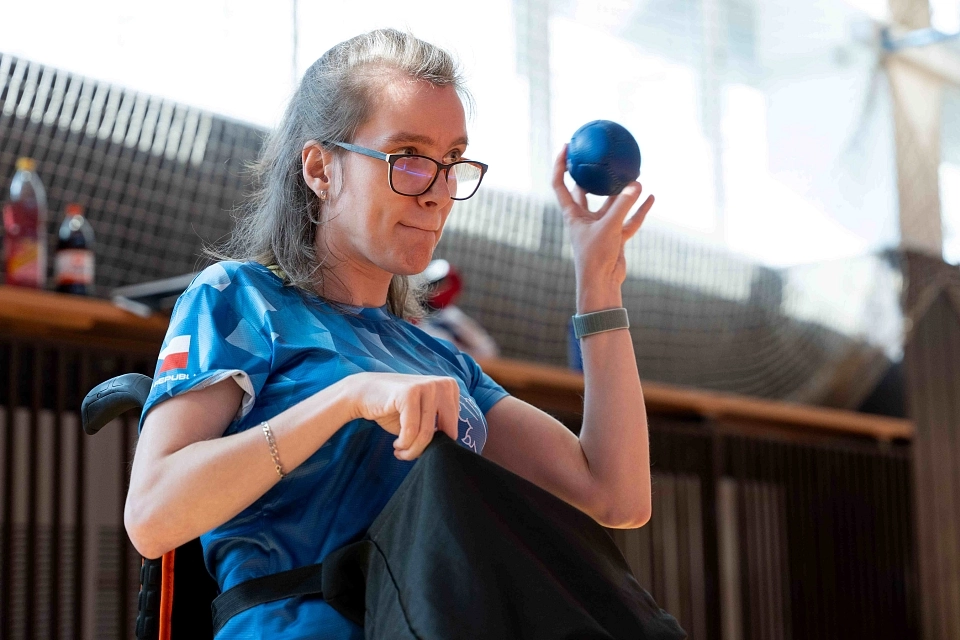 Curling bez ledu na lázeňské kolonádě. V Klimkovicích vyzkoušejí novou dráhu z Kanady