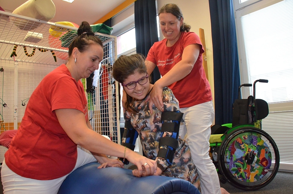 Palačinky, muzikál i dar kuchařky. Školáci z Litvínova pomohli Berenice s rehabilitací