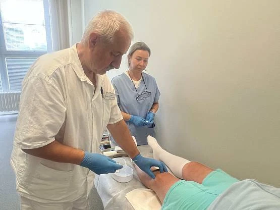 Když kloub bolí, ale na operaci je ještě brzy. Klimkovice nově nabízejí léčbu vlastní krevní plazmou