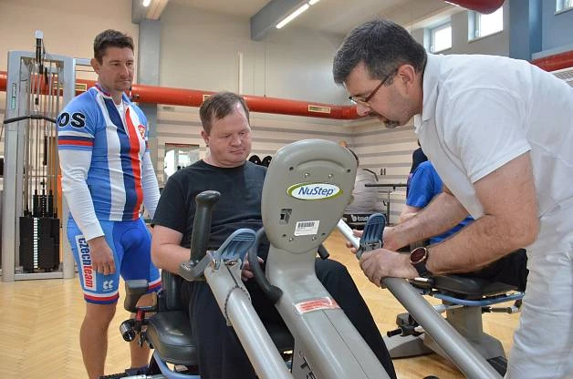 Voják dojel na kole za zraněným kamarádem do Klimkovic. Pomohl už čtyřem lidem získat 183 tisíc na rehabilitaci